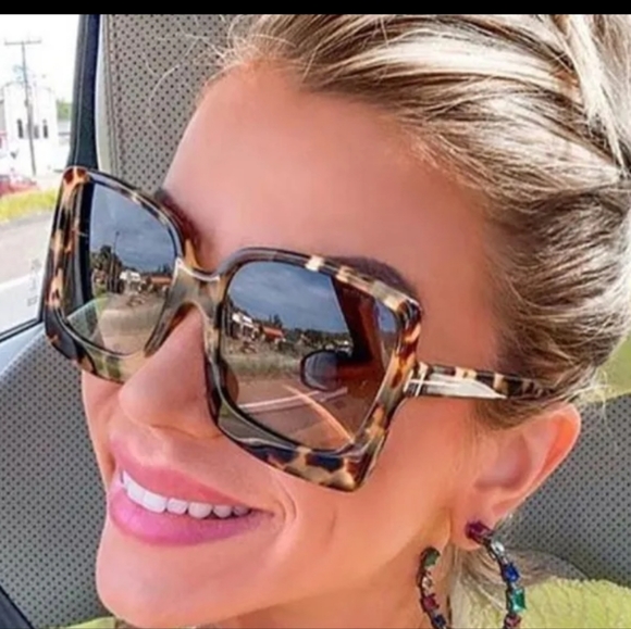 Leopard Sunglasses 😎 ✨️ - Picture 3 of 7